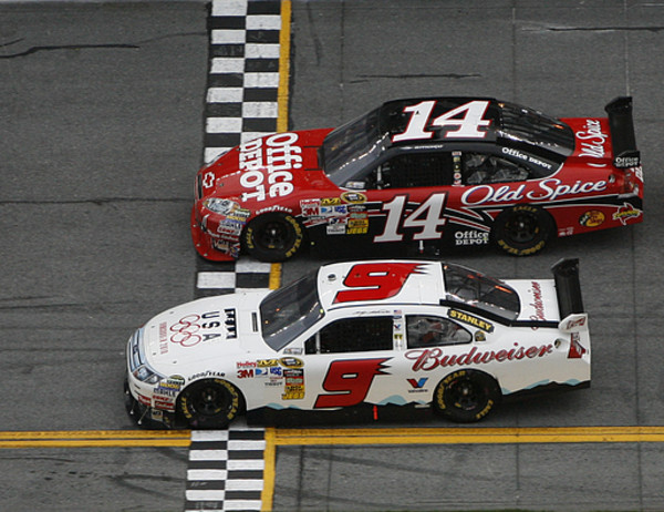 Kasey Kahne edges out Tony Stewart for the win.