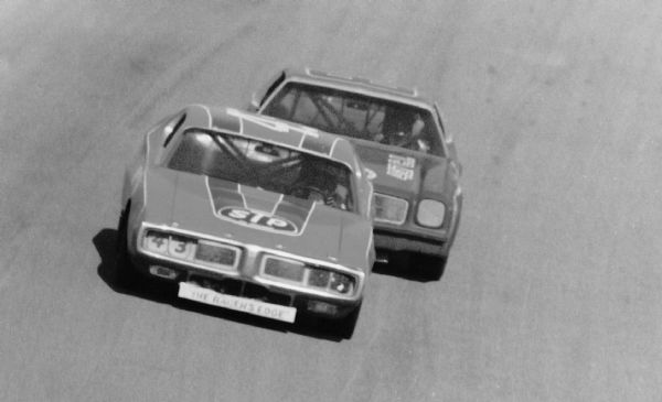 Richard Petty leads at the 1974 Daytona 500